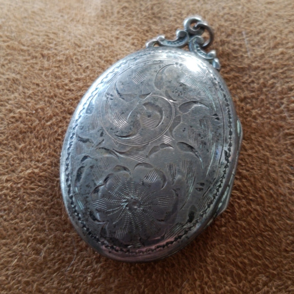 Vintage Sterling Victorian Engraved Locket Pendant